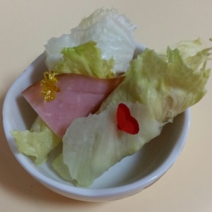お弁当レシピ☆レタスとハムのクルクル巻き